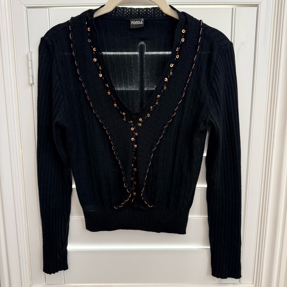 3/$10 🛒🛍️ Black V-Neck Top with Copper Accents - PTP: 17.5”